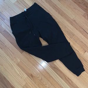 Lululemon size 8 Scuba High-Rise Jogger
Full Length